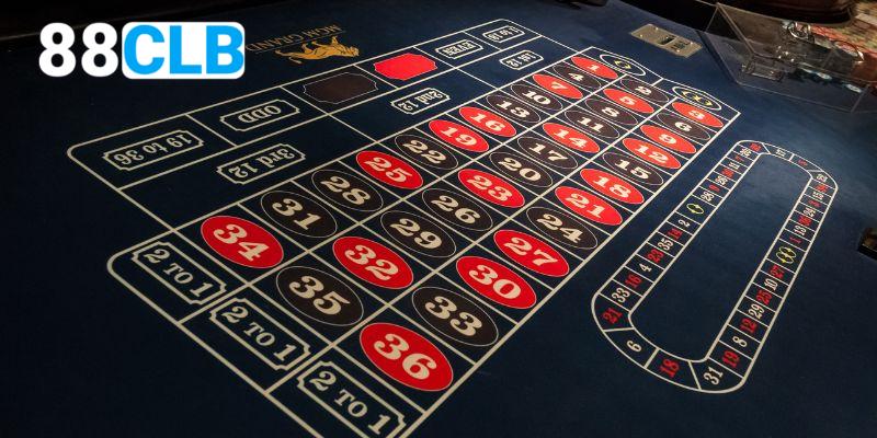 Bàn chơi Roulette gồm 2 bộ phận chính